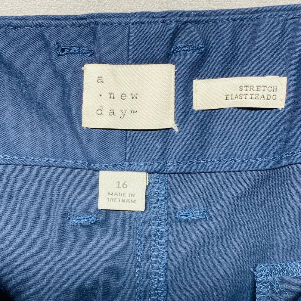 A New Day Women's Navy Straight High Rise Cropped Pants‎ Size 16 R Stretch